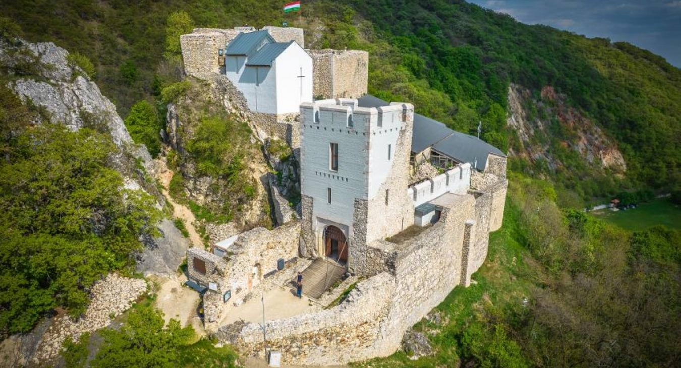 Pazar látványt nyúlt a Vértes középkori vára