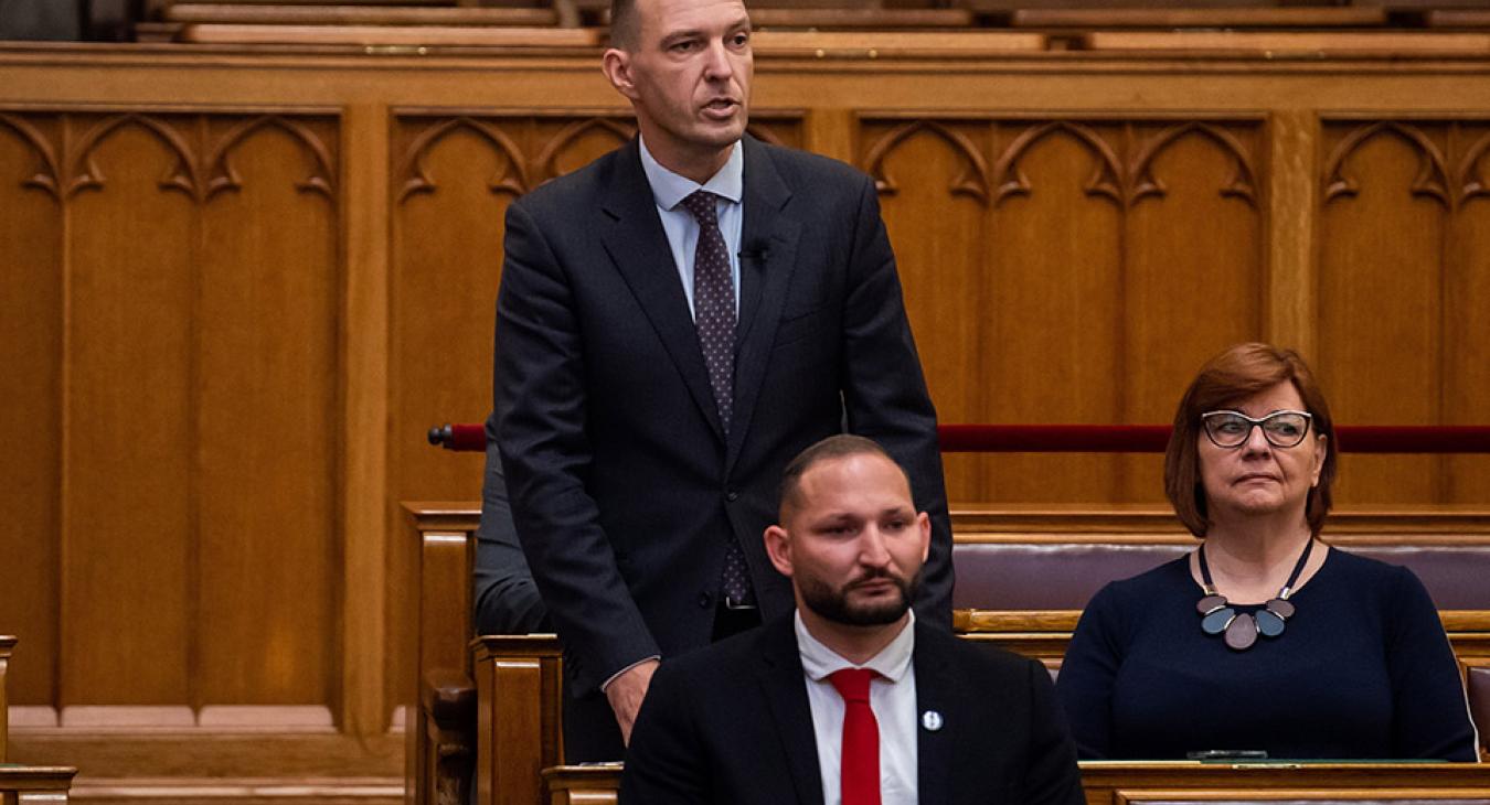 A státusztörvényt azonnali hatállyal vissza kell vonni! 