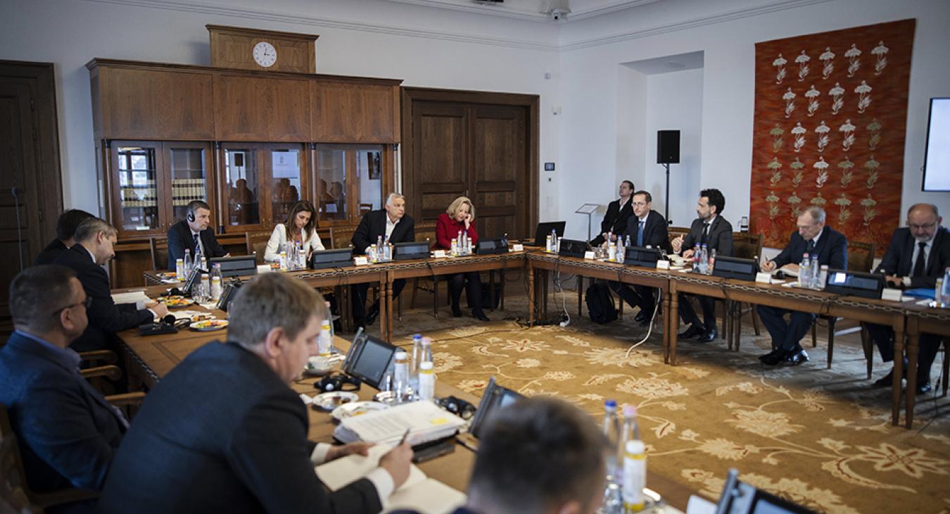 Orbán Viktor Brüsszelnek üzent