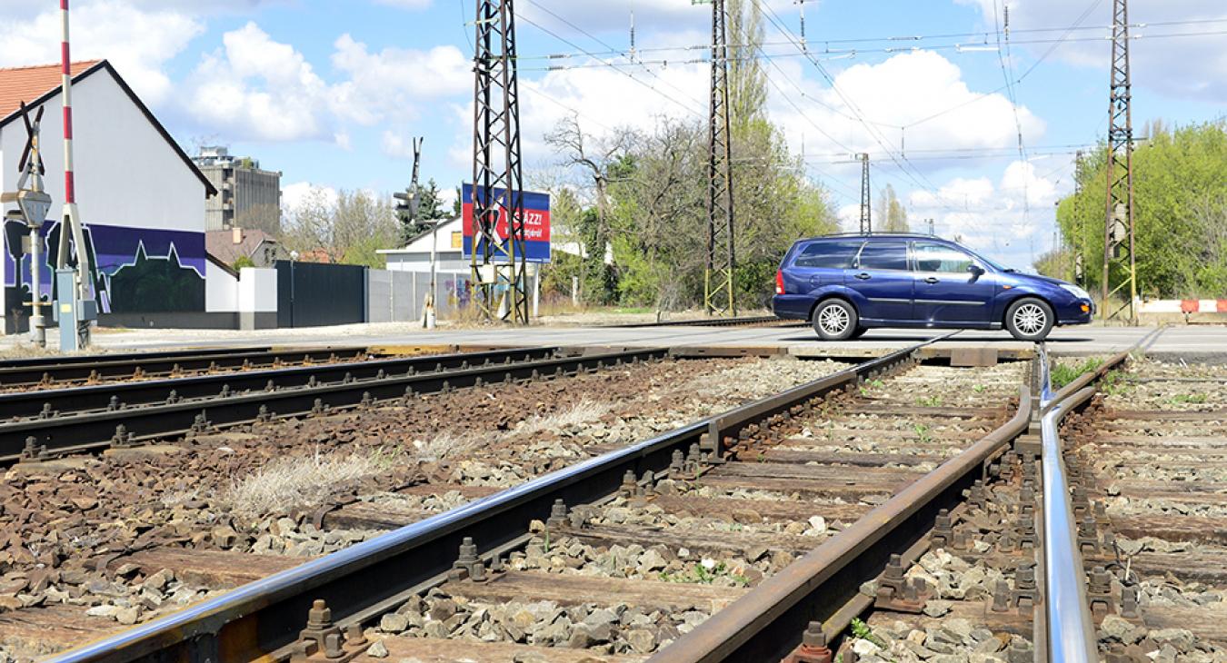 Elakadt autó miatt késnek a vonatok a Balatonnál