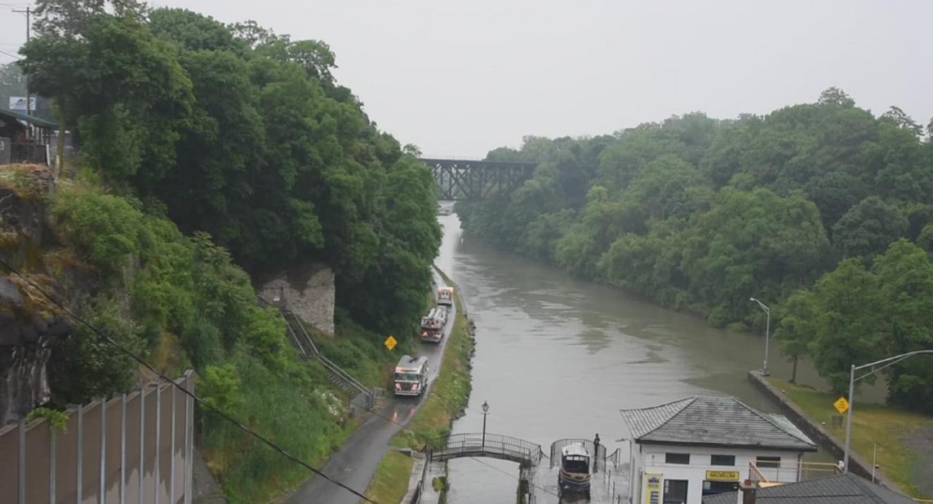 Felborult egy turistákat szállító hajó, egy ember meghalt