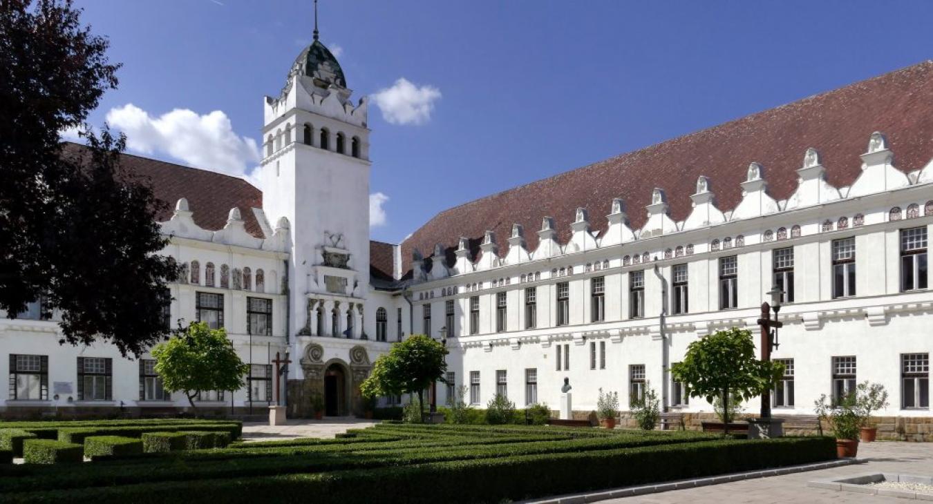 Pénzeső zúdult a Tokaj-Hegyalja Egyetemre