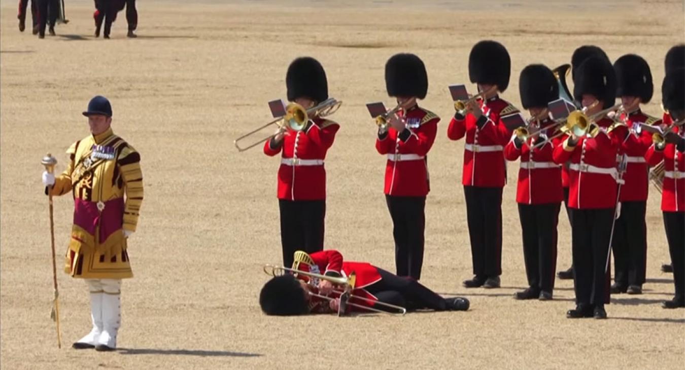 Óriási a hőség Londonban, hogy elájultak a díszőrség tagjai - VIDEÓ