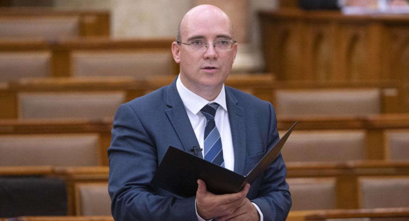 Maruzsa Zoltán hibázott, kiderült, hogyan sütik ki a sajtónak küldött válaszokat