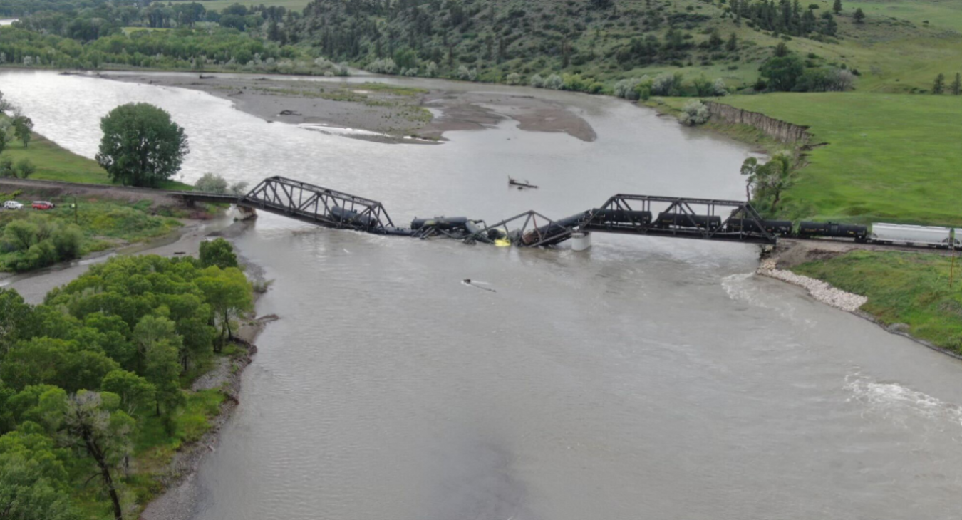 A Yellowstone-folyóba zuhant egy veszélyes anyagokat szállító vonat