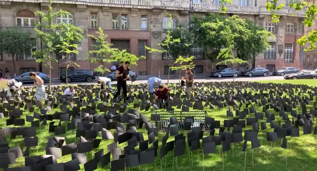 5316: ennyi fekete zászlót szúrt le a Belügyminisztérium elé a Momentum