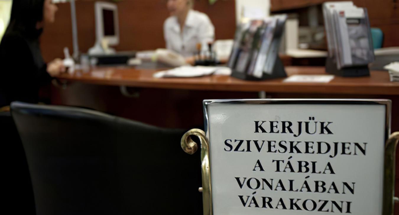 Júliustól jön a szigorítás a hitelfelvételnél, hajrázhatnak az igénylők