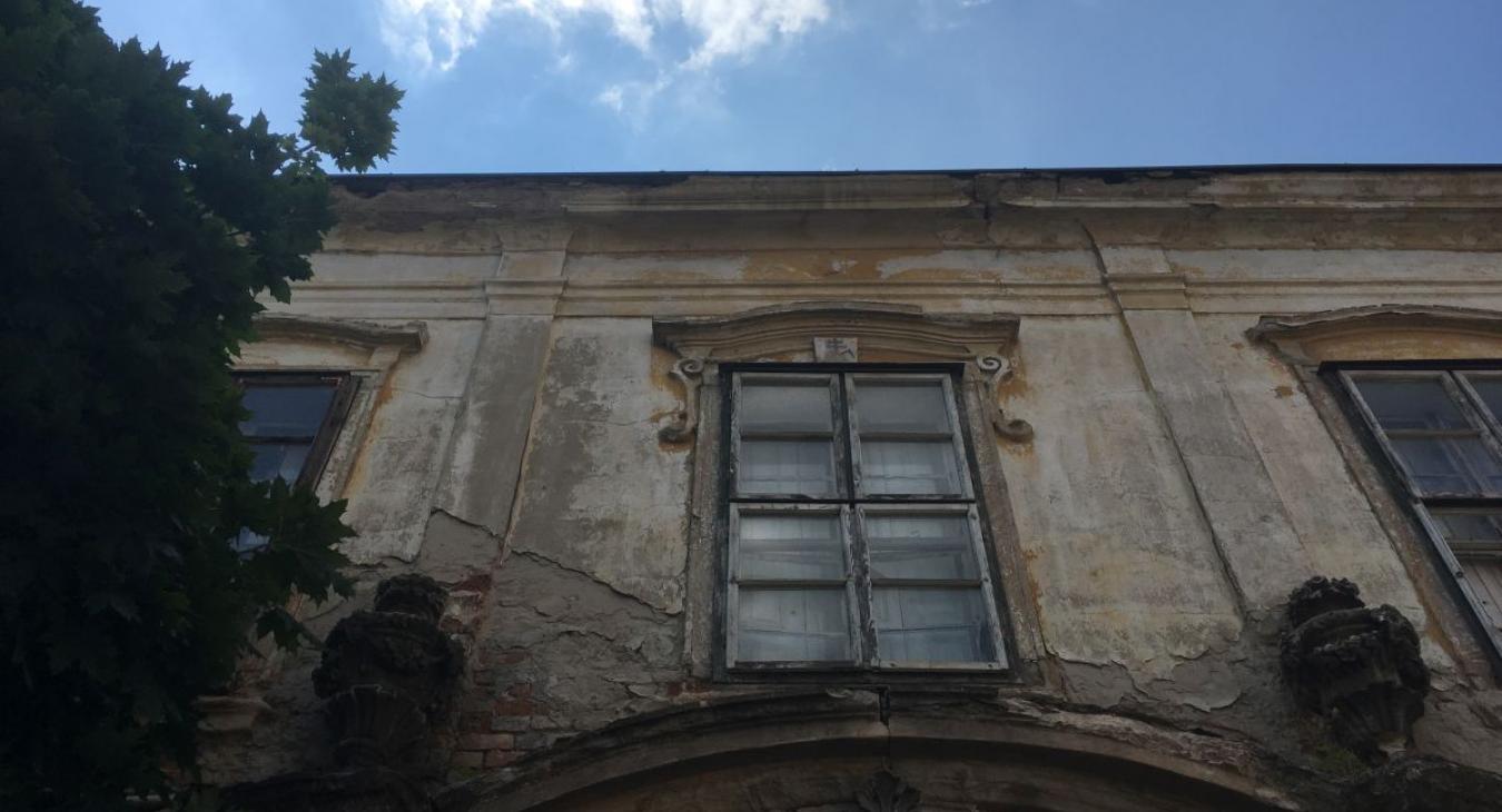 30 éve várják Esztergomban a Sándor-palota sorsának jobbra fordulását