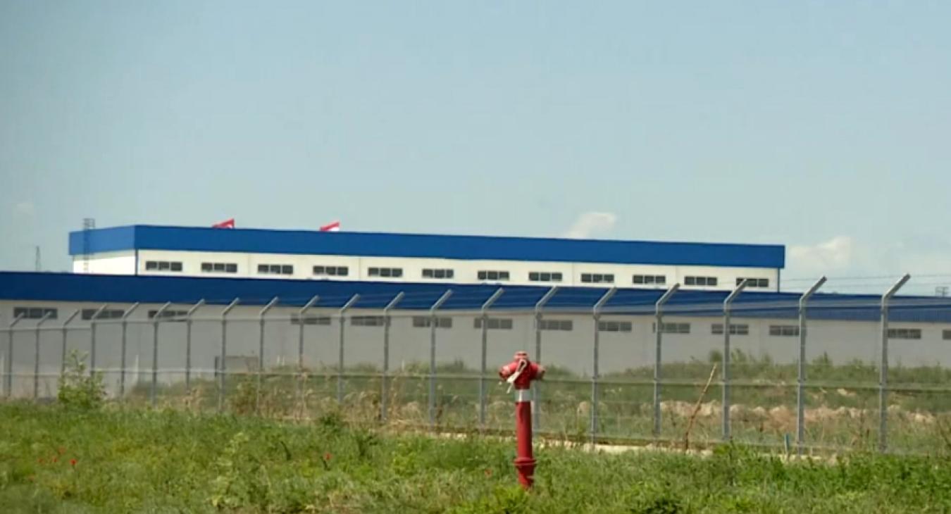 Rettegnek a munkások az iváncsai akkumulátorgyár területén lévő Elektróda épülettől