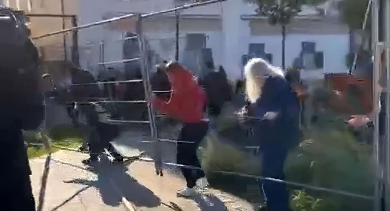 Újra kordont bont a Momentum a Karmelitánál