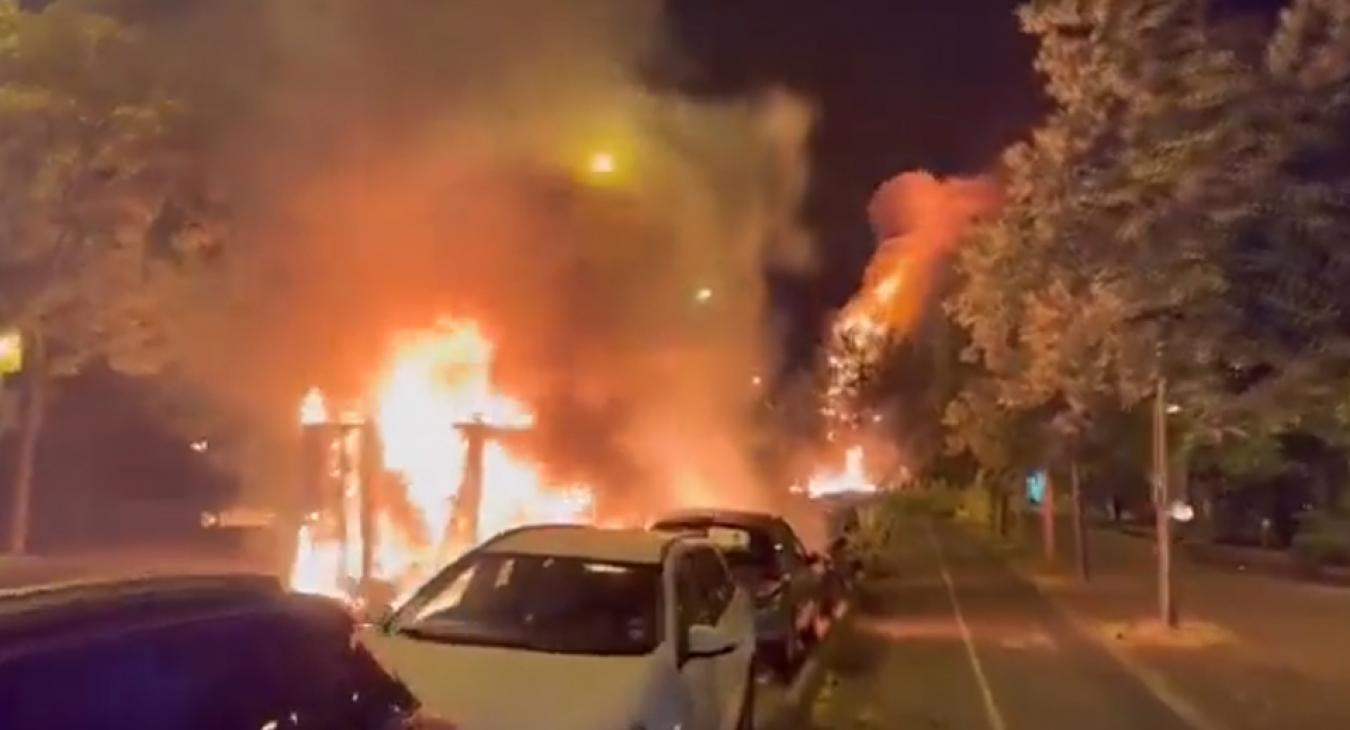 Lángba borult Párizs: megölt egy 17 éves fiút egy rendőr