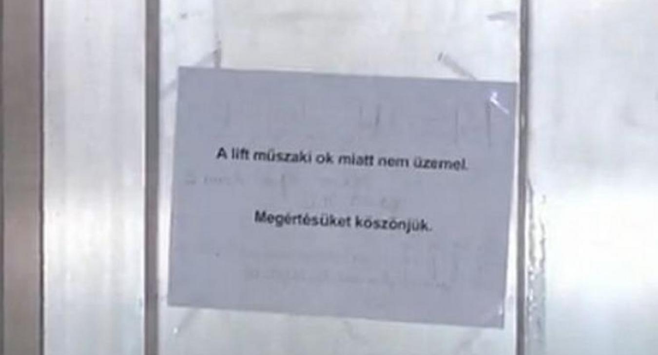 A lift helyett betegszállítók viszik fel az emeletre a betegeket
