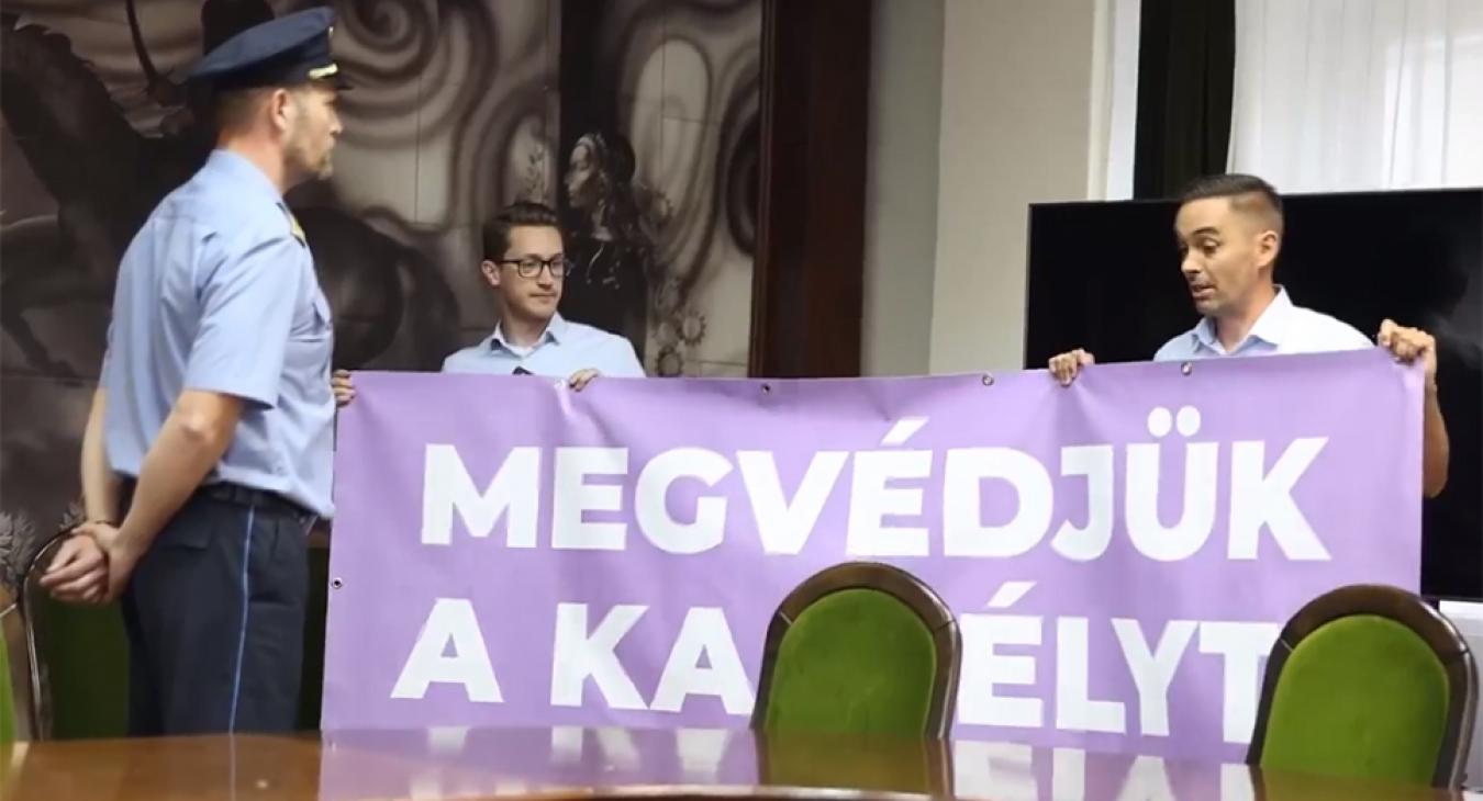 Kastélyprivatizációs közgyűlésről rendőrökkel dobatták ki a Momentum politikusait