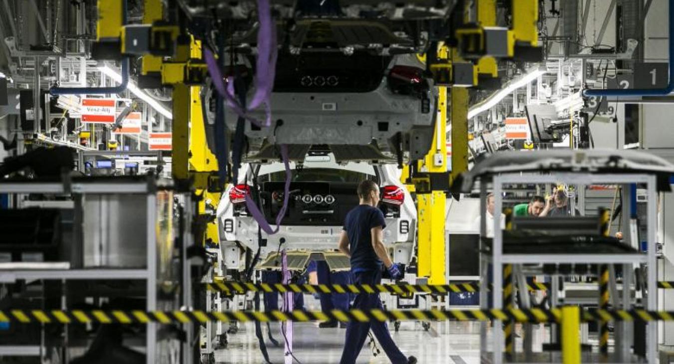 Időzített bombán ül az európai autóipar, gyárbezárások jöhetnek