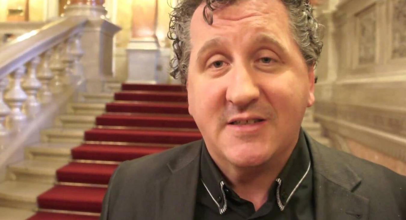 Ókovács Szilveszter pároslábbal, mindenkibe