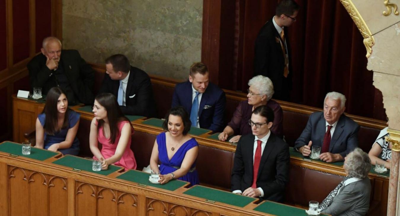 Miközben a többség vért izzadt a kasszáknál, a NER csúcsán milliárdok várták, hogy kivegyék osztalékban