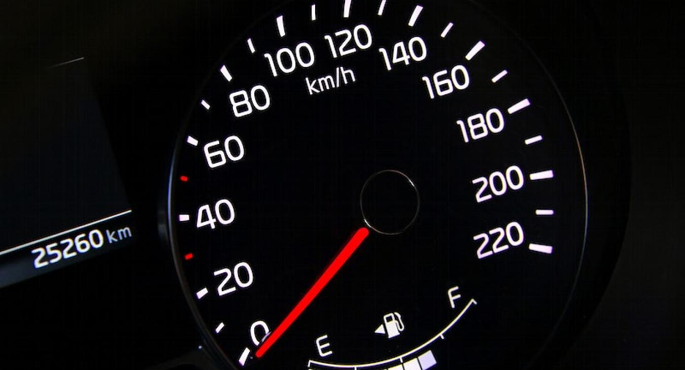 Óratekergetéssel keresett nagyon sok pénzt egy autókereskedő