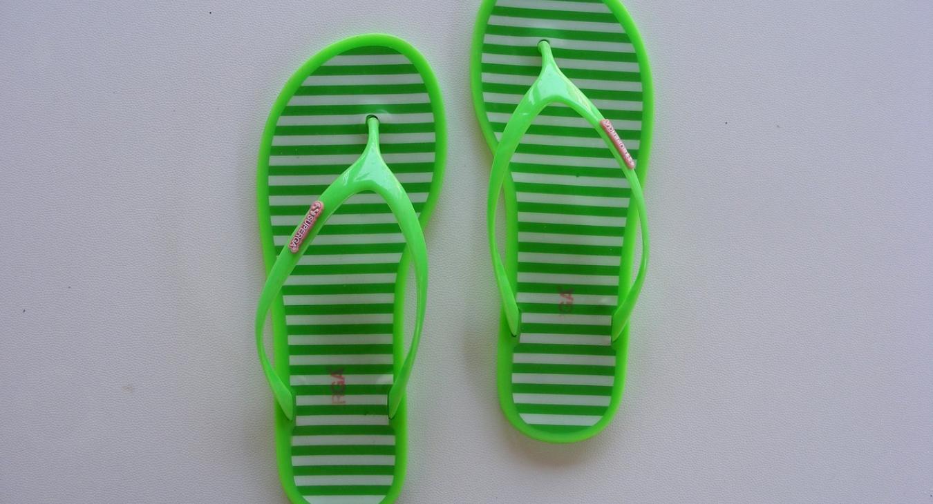 Papuccsal fenyegetett adóellenőröket egy árus 