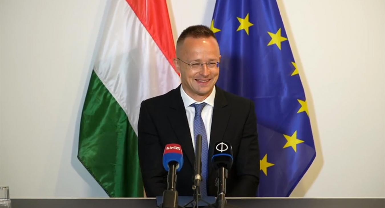 Szijjártó Péter megvédi a rezsit Brüsszellel szemben