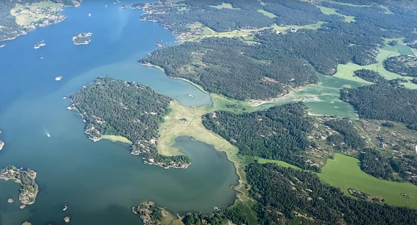Tiszteletkör a svédországi repülőgép-szerencsétlenség helyszíne felett - VIDEÓ