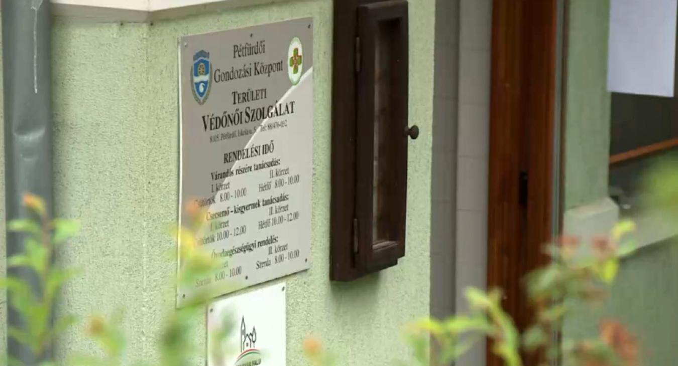 A kormány ígérete ellenére tízezer forintokkal csökkenhet egyes védőnők bére