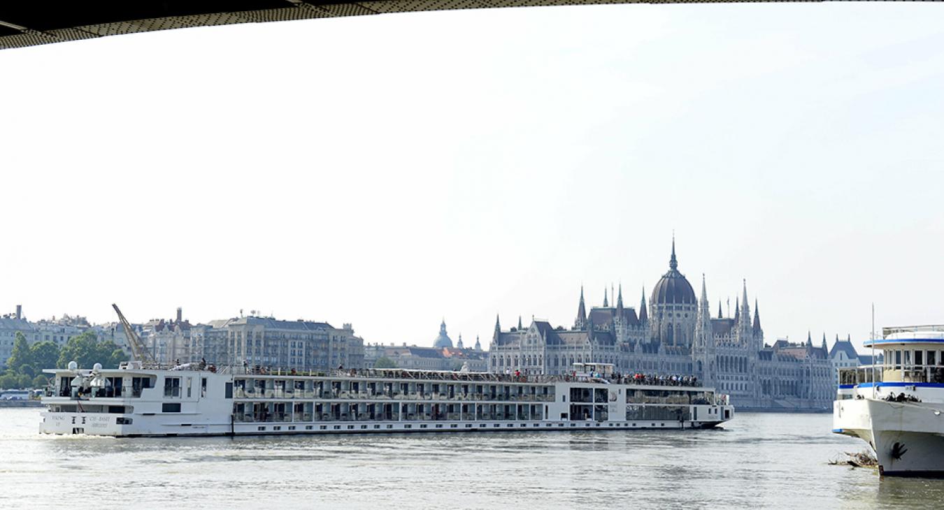 Tilos és tiltott, a szállodahajók továbbra is a Hableány-tragédia helyszínén fordulnak meg a Dunán