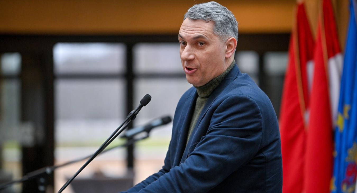 Lázár János szerint nincs olyan ember, aki akkumulátorgyár szomszédságában akarna lakni