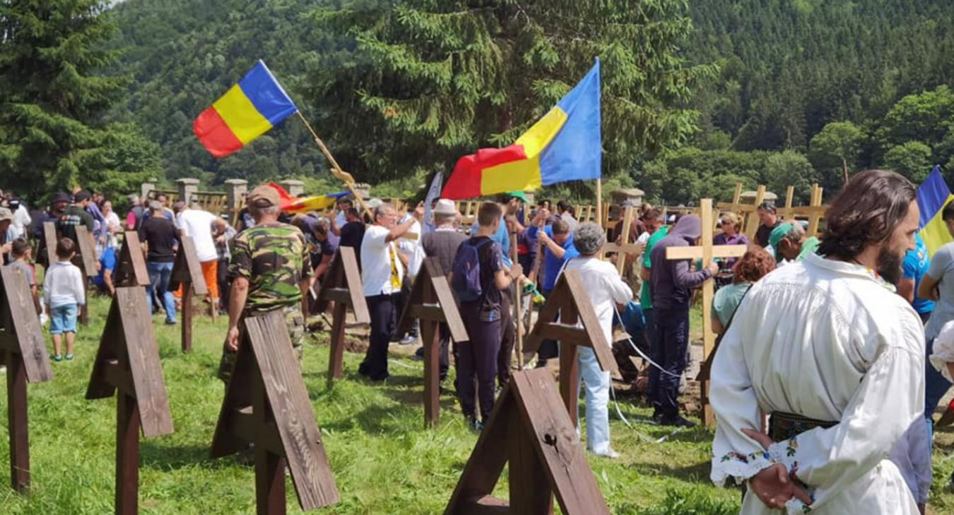 Újabb kereszteket helyeznek ki a románok az úzvölgyi katonatemetőben