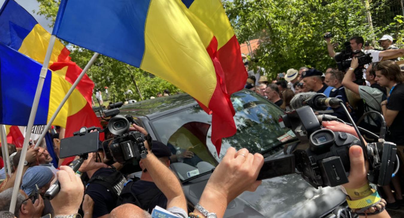 Orbánt szidva feszültek neki a csendőrkordonnak a románok Tusványoson