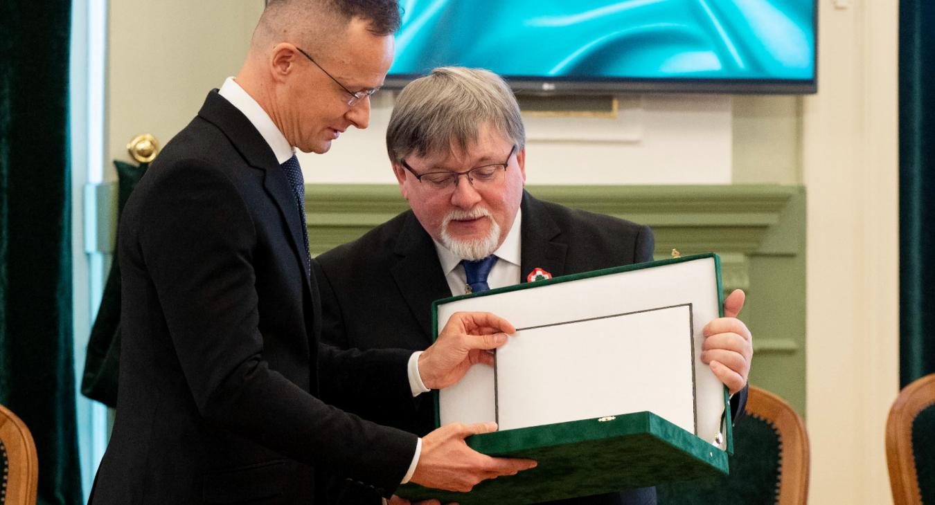 Attól, hogy távoztak a miniszterek, az egyetemi kuratóriumok ugyanúgy tele vannak fideszesekkel