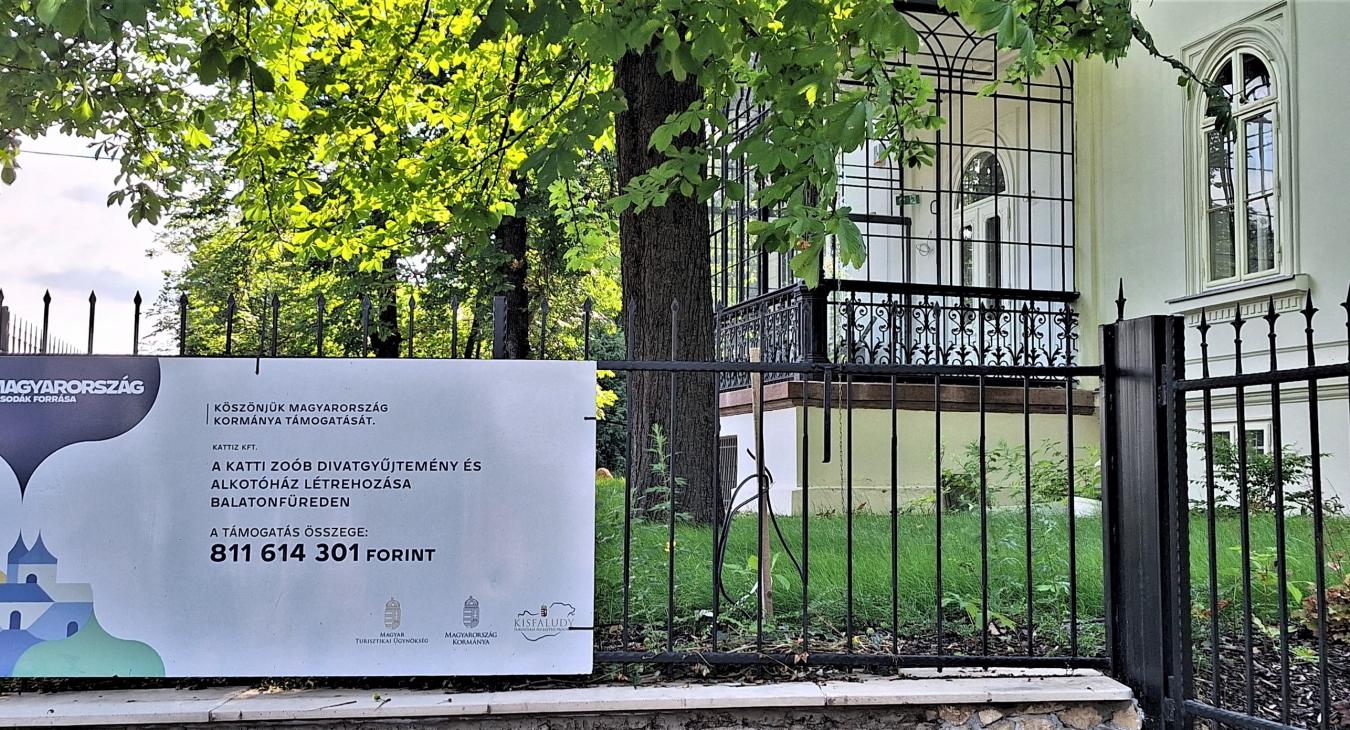 Úgy tűnik, elkészült Zoób Kati balatonfüredi villájának felújítása 