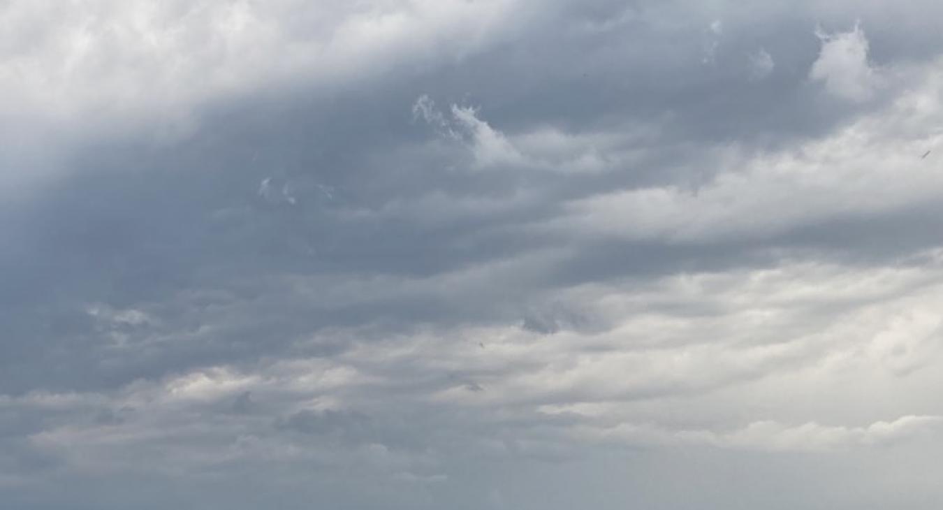 A napsütés mellett fülledt idő várható, többfelé lehet zápor, zivatar, vagy akár heves zivatar is