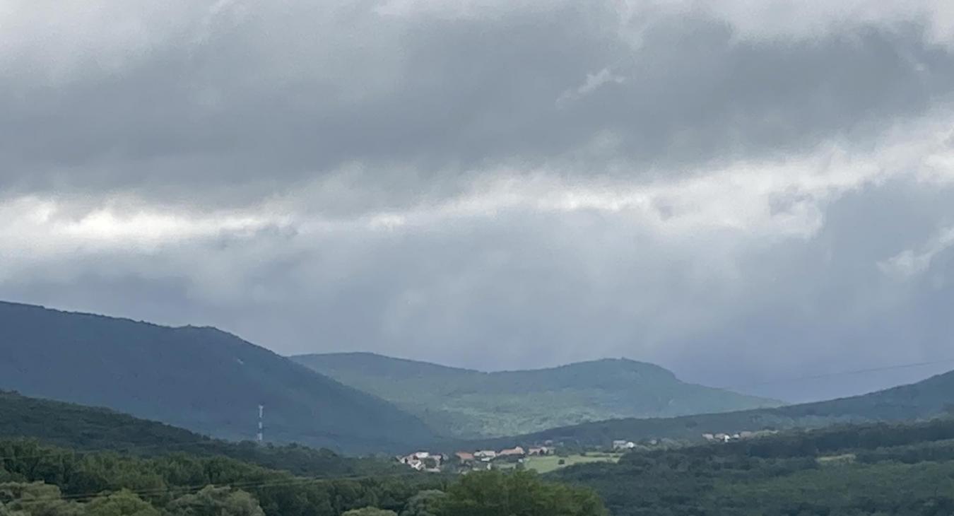 Ma nem lesz meleg és az esernyő is kelleni fog