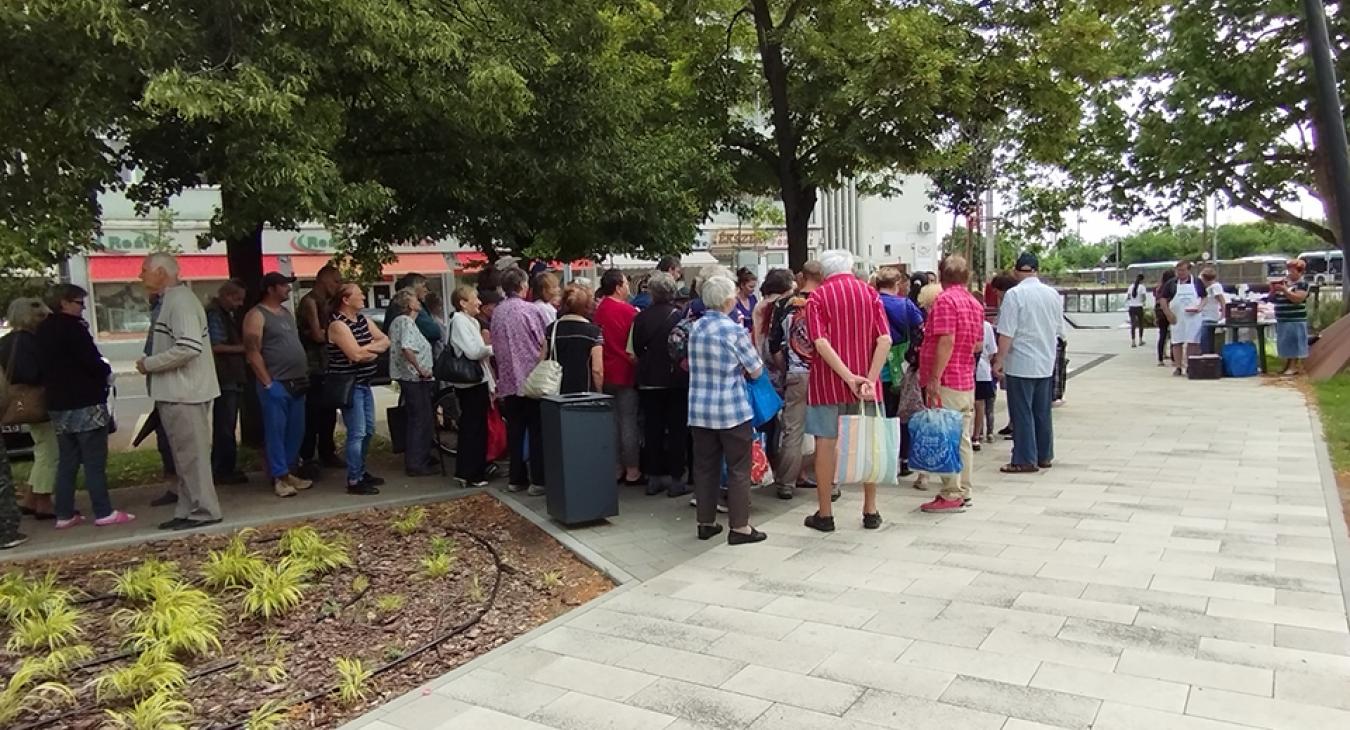 Egy csepp a tengerben - Ételosztás "kéretlenül" Debrecenben 