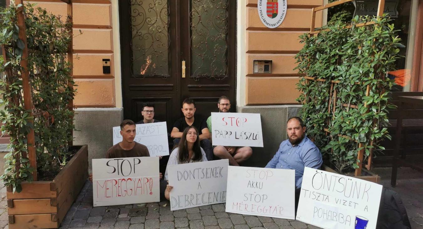 Elfoglalták a debreceni polgármesteri hivatal bejáratát a Momentum aktivistái,