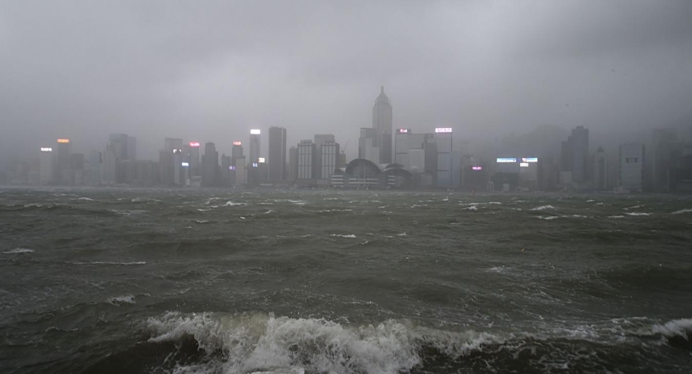 Közeledik a tájfun Hongkong felé