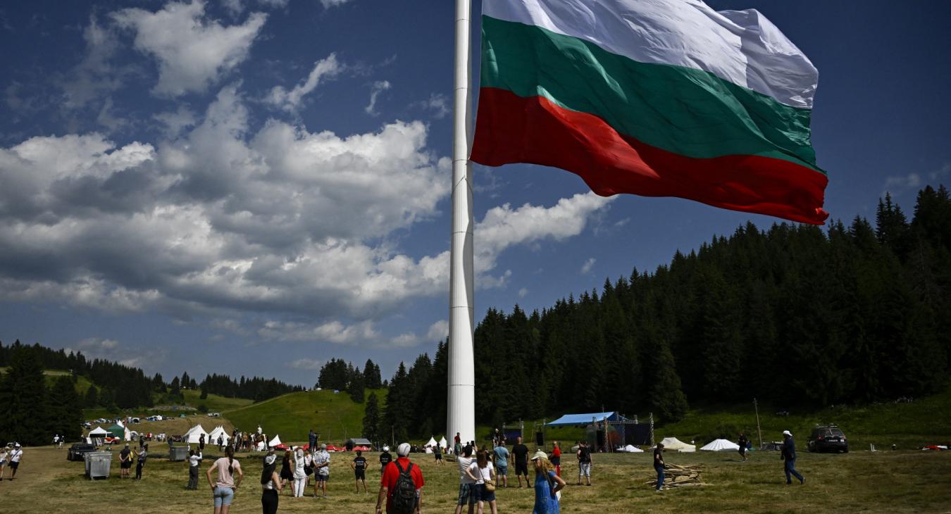 Bulgáriában akkora zászlót állítottak, hogy nincs nagyobb Európában 
