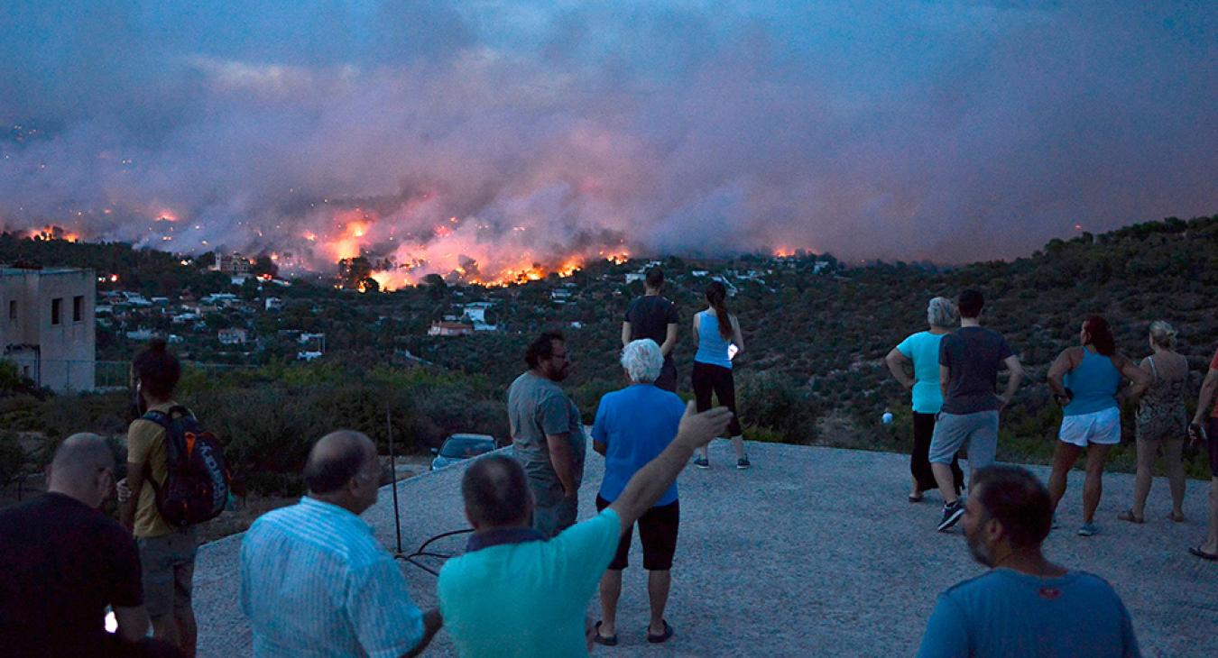 A görög tűzoltók nemzetközi segítséggel sem tudják megfékezni a lángokat