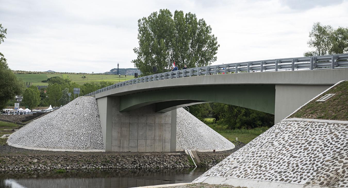 Átadták az új Ipoly-hidat a magyarországi Ipolydamásd és a szlovákiai Helemba között