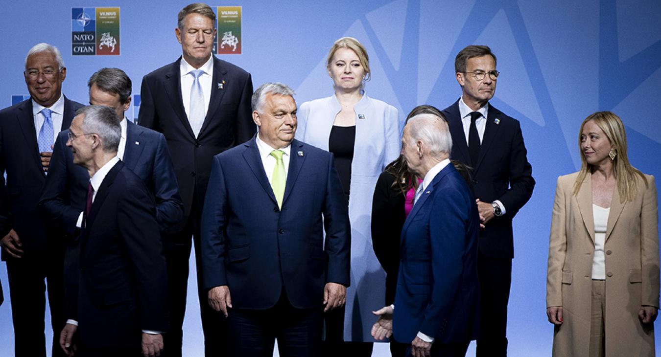 Joe Biden kezet fogott Orbán Viktorral: azonnal rádolgozott a pillantra a propaganda 