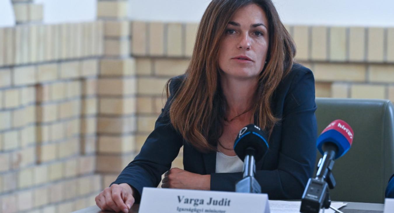 Varga Judit fizetését egymillióval emelik