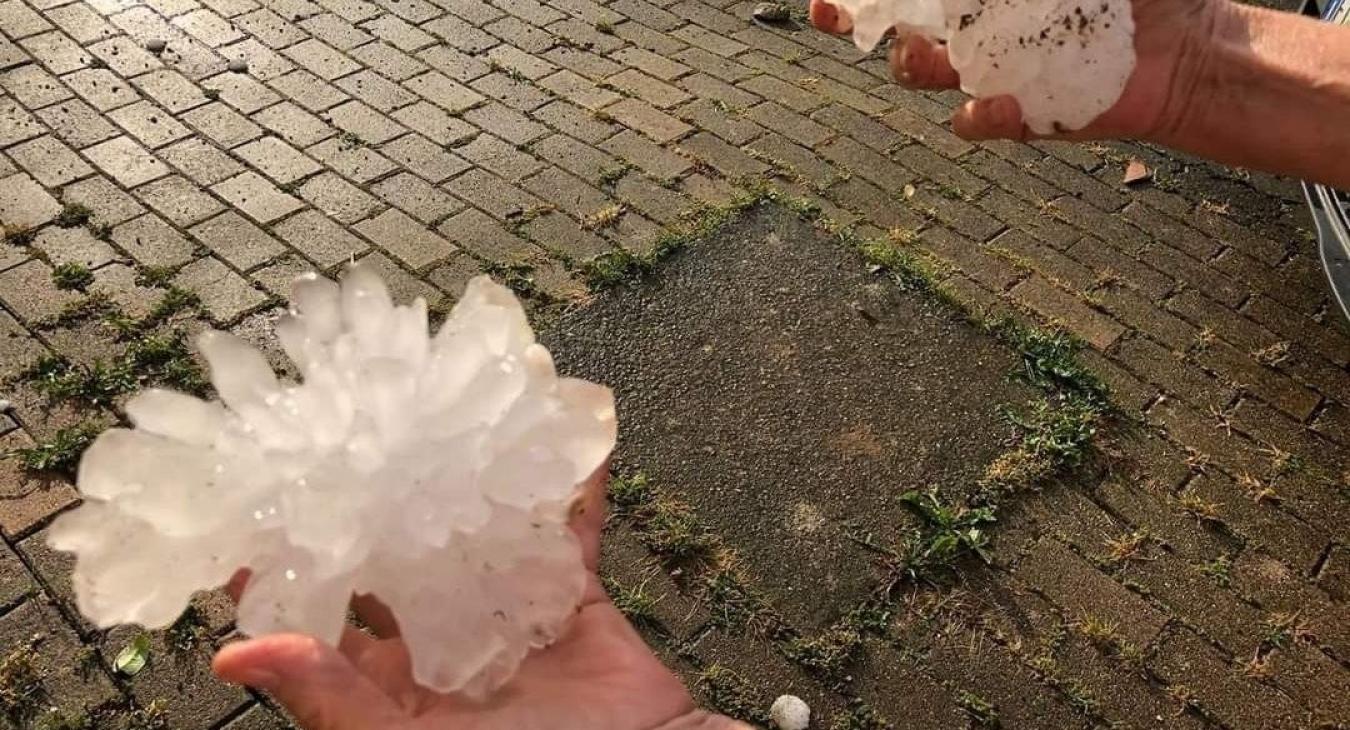 Teniszlabda méretű jég esett és 100 ember sérült meg egy viharban - VIDEÓK