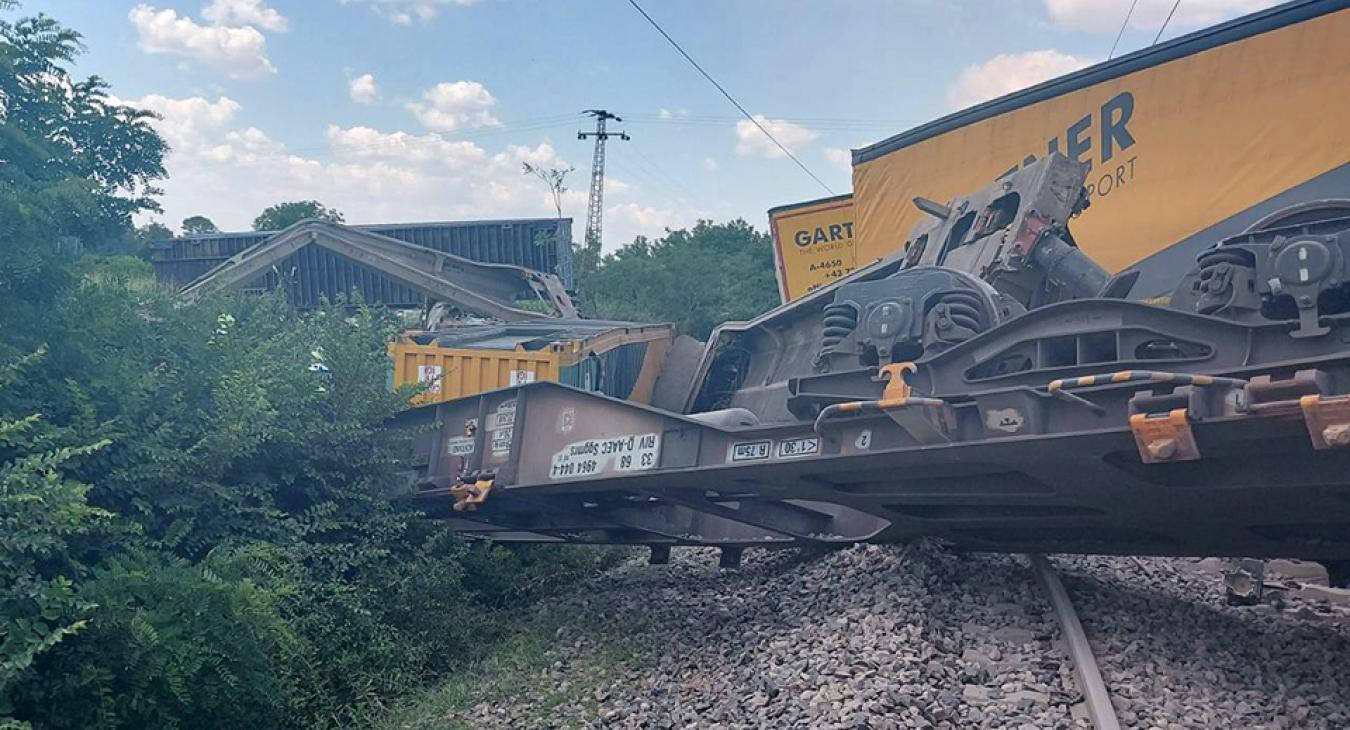 Kisiklott egy tűzveszélyes anyagot is szállító tehervonat