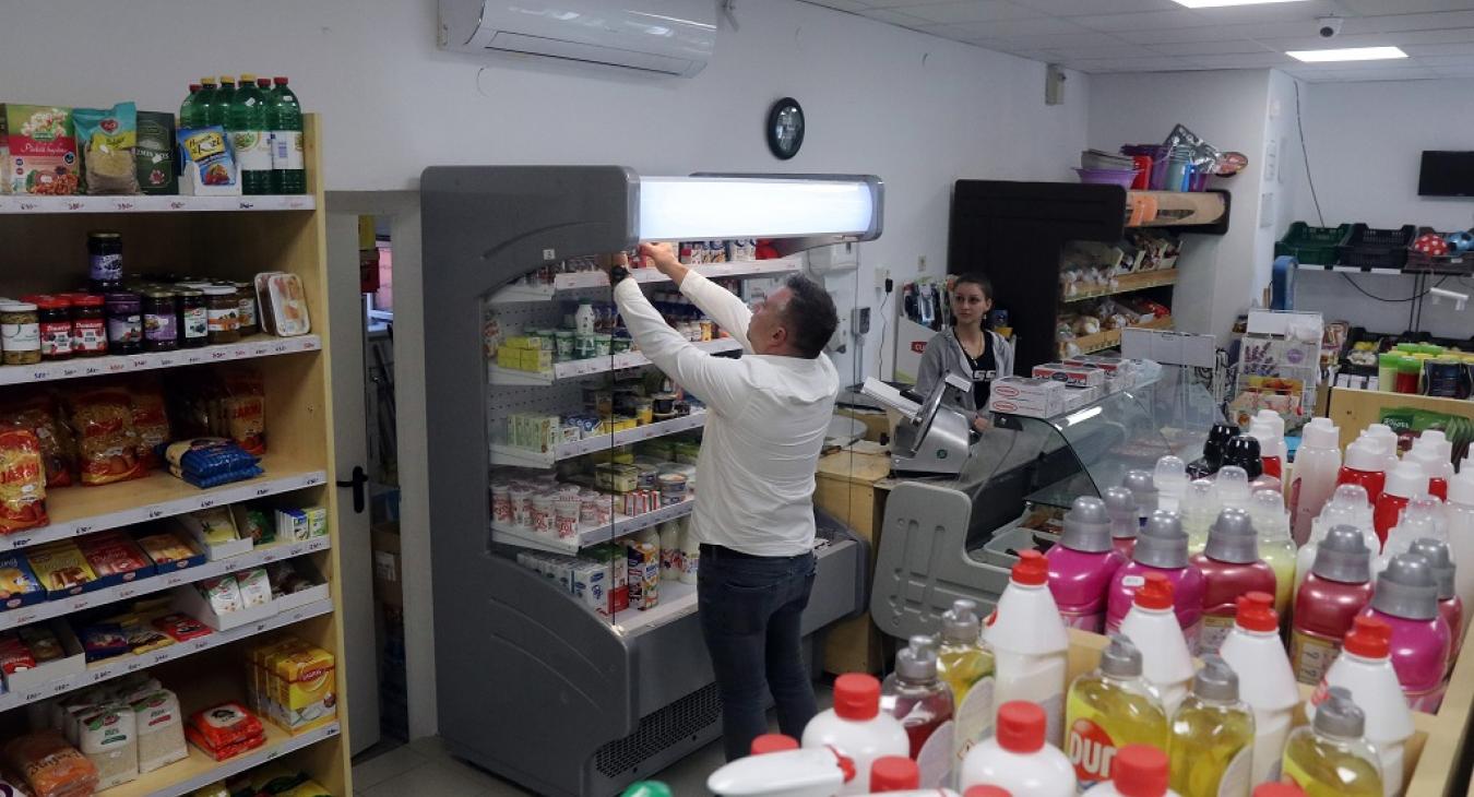 A kisboltokban vásárlók számára jön a feketeleves