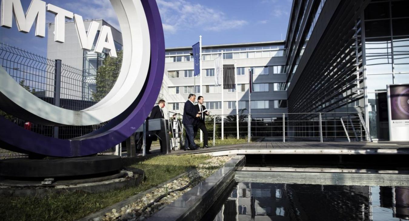 Brüsszel is látja, hogy egyes országokban a kormányok leuralják a közmédiát, és számolatlanul öntik bele a pénzt 