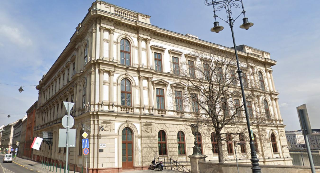 A szlovákok és a csehek még futnak az orosz kémbankban ragadt pénzük után, bezzeg az Orbán-kormány...