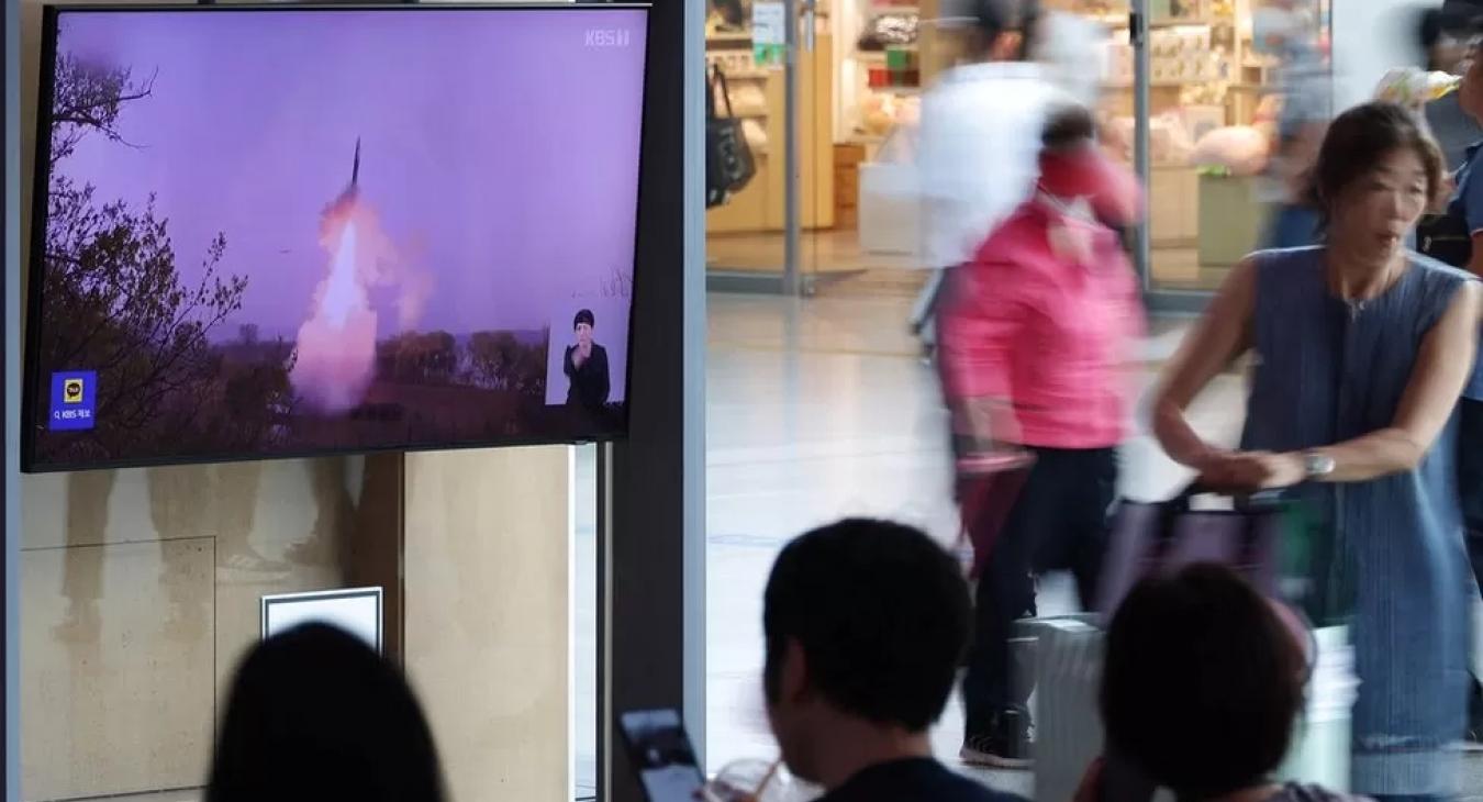 Észak-Korea ballisztikus rakétákat lőtt ki 