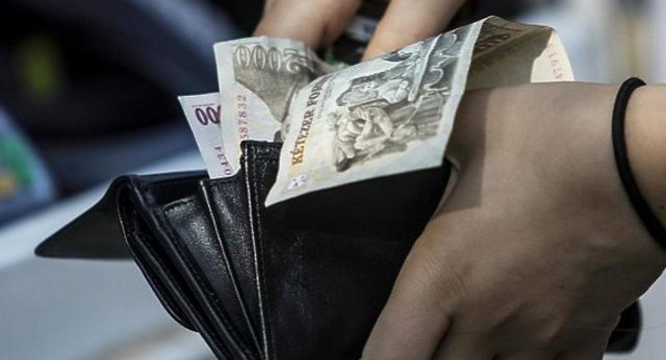 Bérből és fizetésből megélni? Lesújtó hír érkezett 