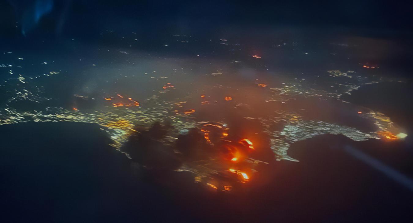 Le kellett zárni a palermói repülőteret, lángokban áll a környék