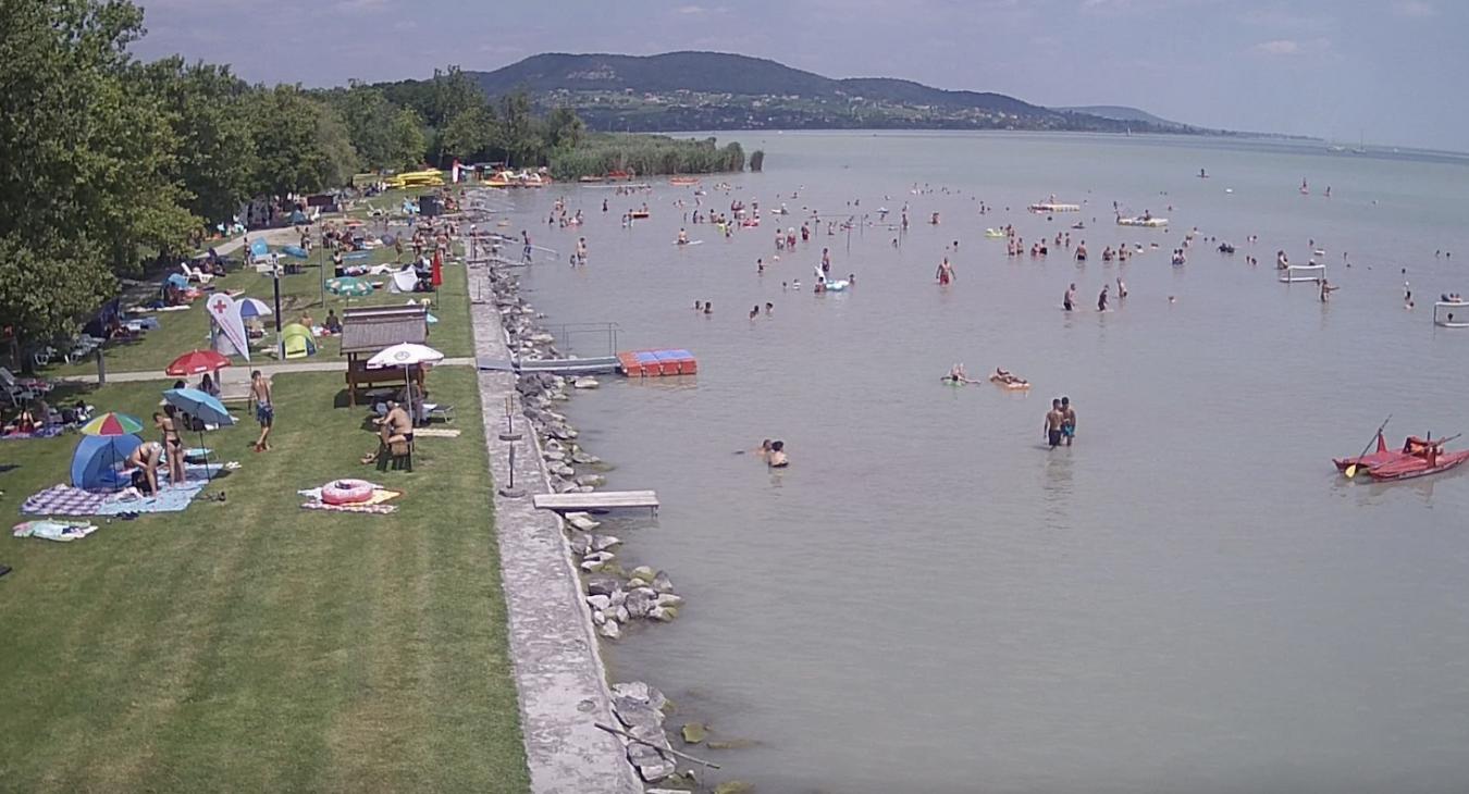 Tényleg kevesebben strandolnak a Balatonnál?